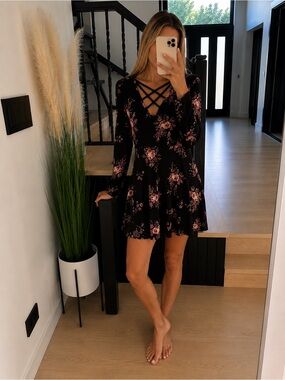 Women's Black Floral Crisscross Long-Sleeve Dress